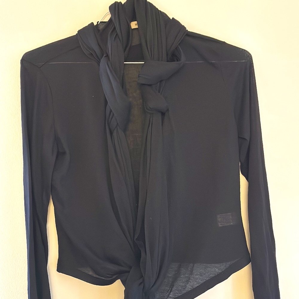 Women' s light topper with twisted collar and tie waist.
